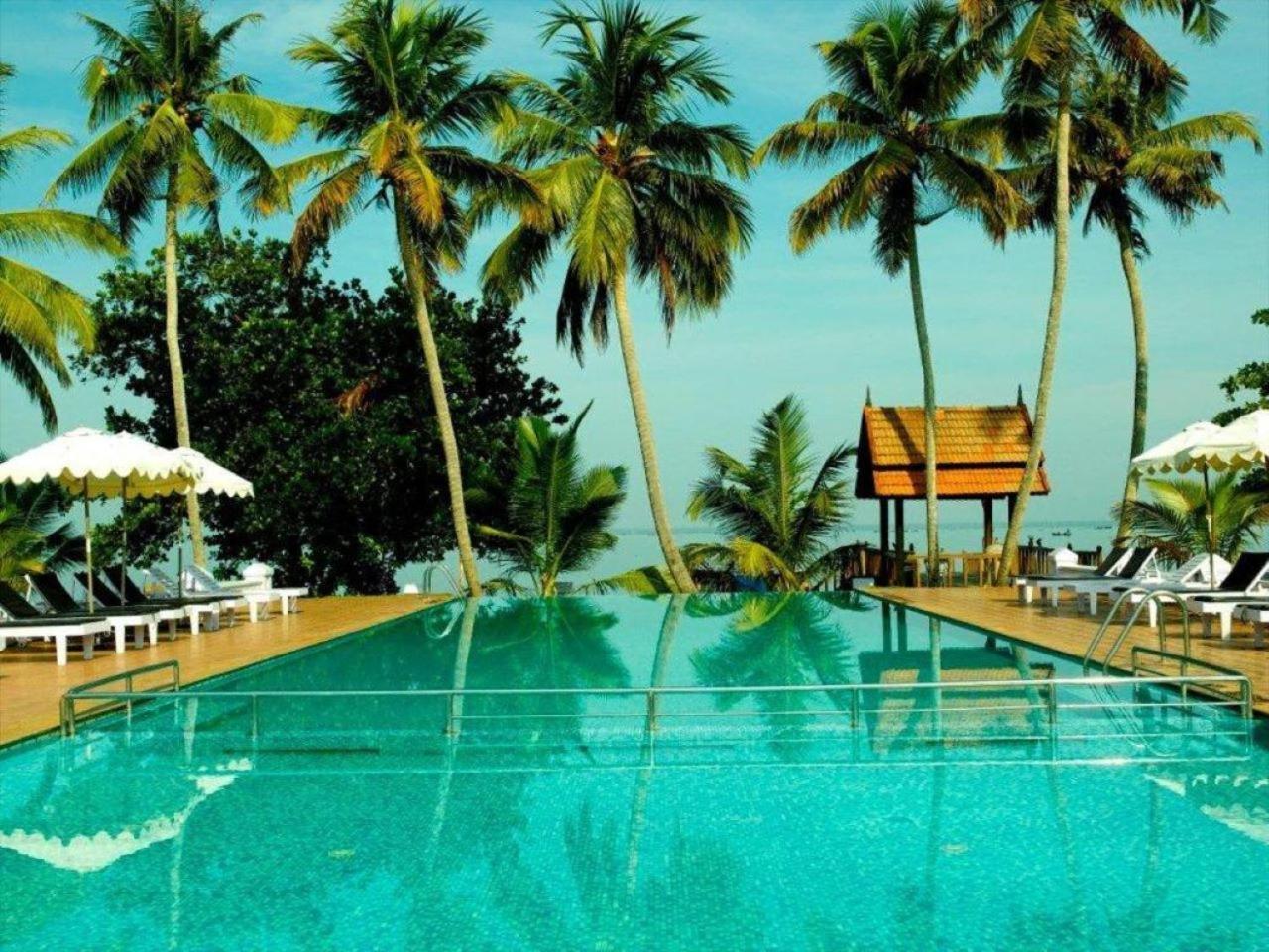 Отель Abad Whispering Palms Кумараком Экстерьер фото