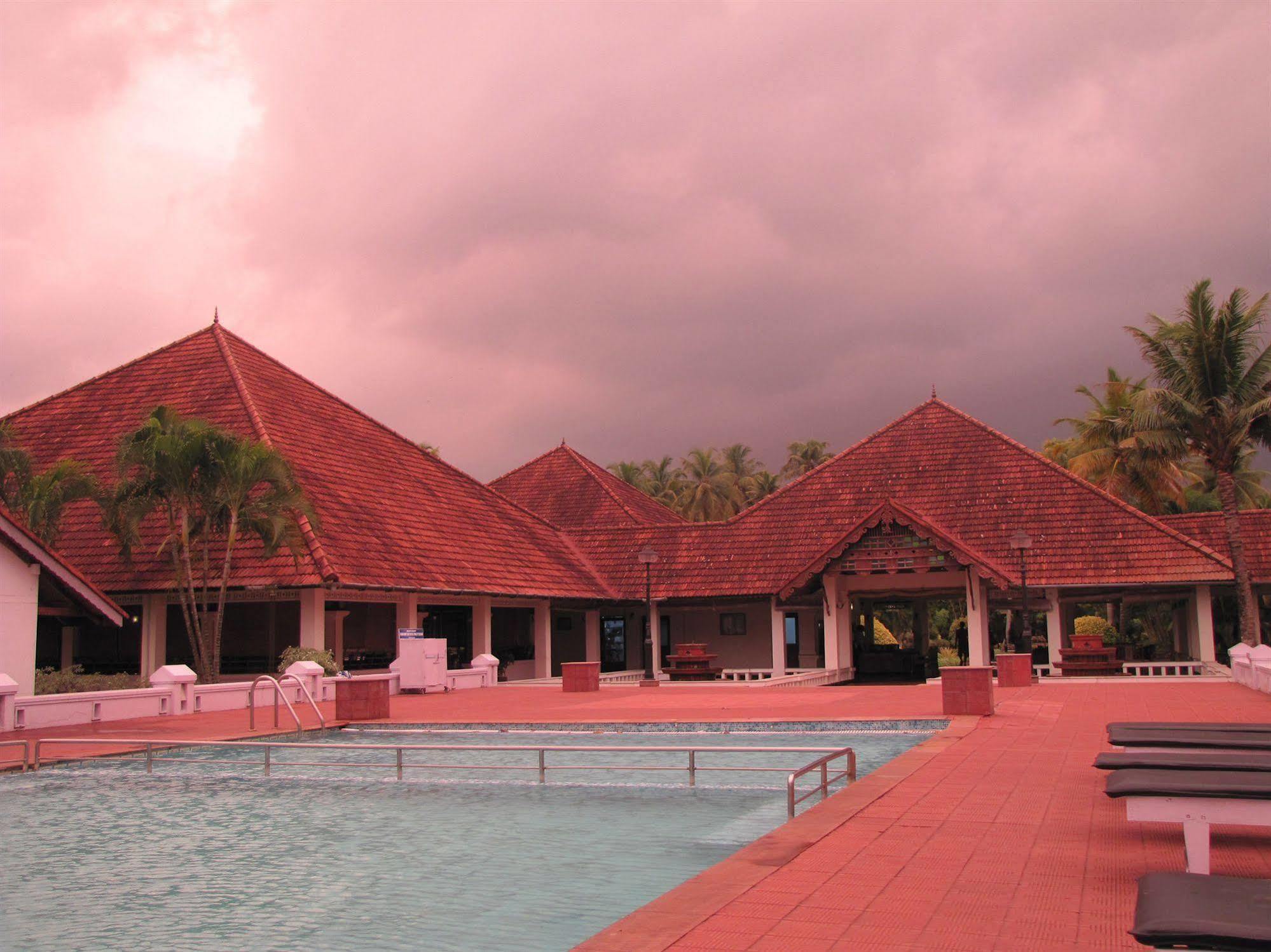 Отель Abad Whispering Palms Кумараком Экстерьер фото